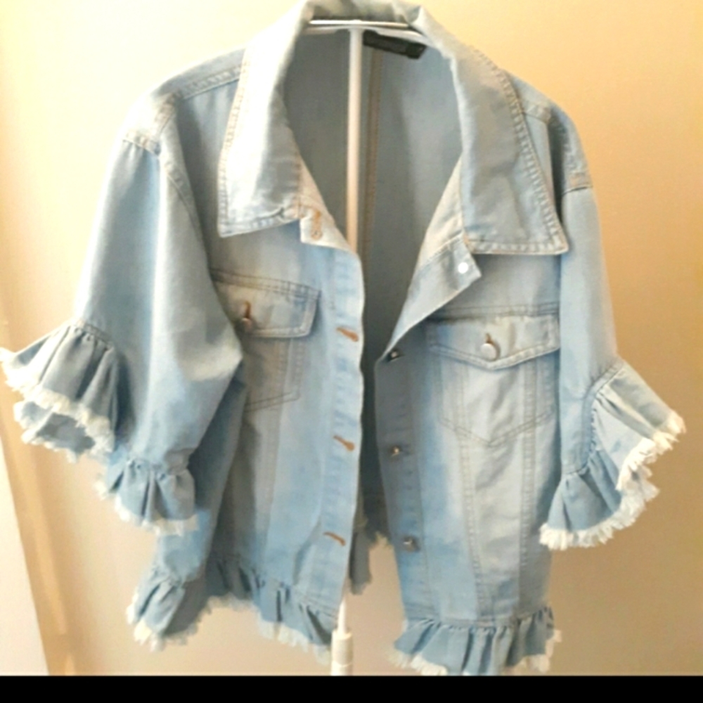 Raw hem ruffled denim short sleeved light washed jacket